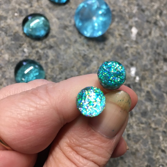 🎈Sale 🎈2 for $10 NWOT beveled sparkle light blue post earrings - Picture 6 of 6